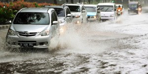 Mobil di Tengah Banjir, sumber : detikOto