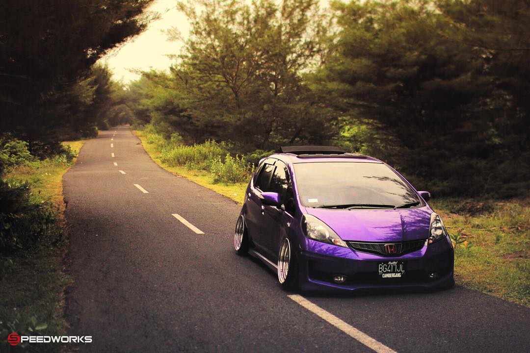04. Honda Jazz RS Violet