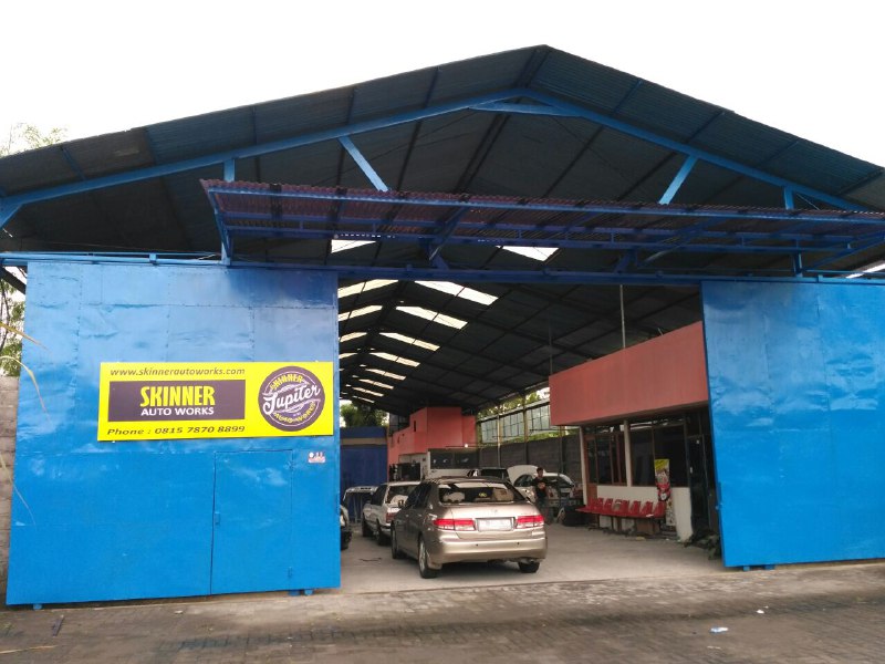 Tampilan lokasi depan bengkel cat mobil yogyakarta - skinner autoworks